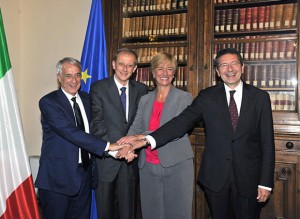 Il Ministro Pinotti con i tre Sindaci dopo la firma
