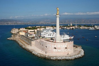 L'ingresso nel porto di Messina, dove ha sede l'Arsenale Militare