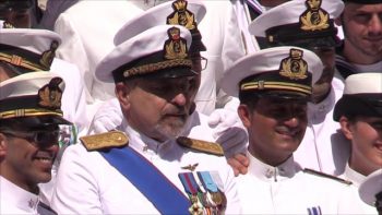 L'amm. De Giorgi insieme ai suoi marinai prima della cerimonia